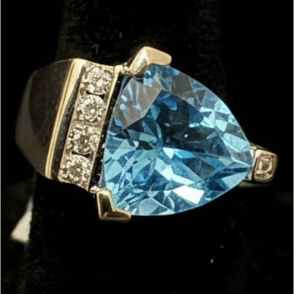 Elegant Blue topaz Gemstone Ring set‎ in stunning sterling silver